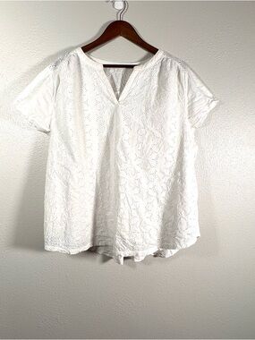 St. John’s Bay White Eyelet V-Neck Women's Top